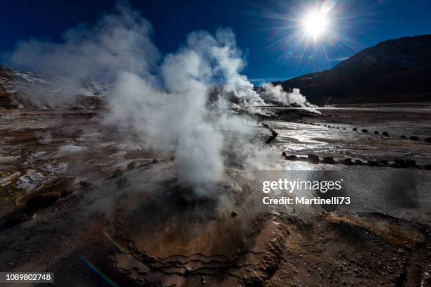 vulkanische gebied - geyser - el tatio - geothermische energie - geothermische centrale stockfoto's en -beelden