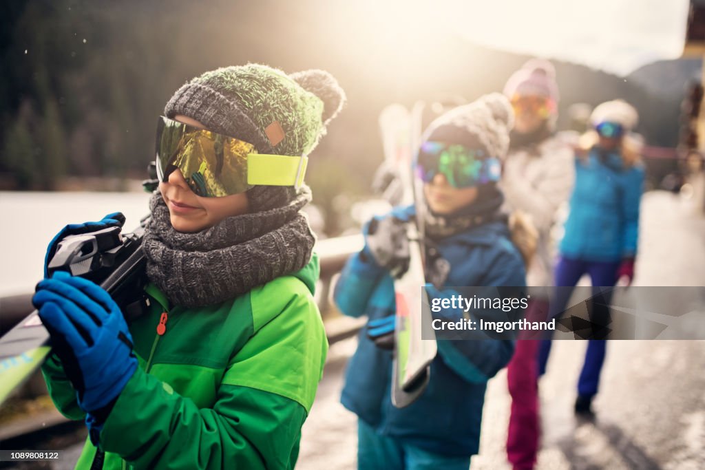 Familie Wandern mit Ski auf sonnigen Wintertag