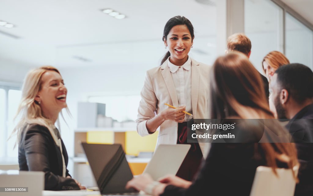 Geschäftsleute, die im Büro arbeiten