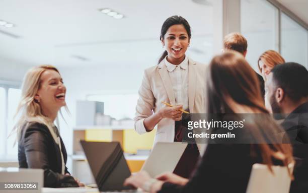 affärsmän som arbetar på kontoret - multiracial group bildbanksfoton och bilder