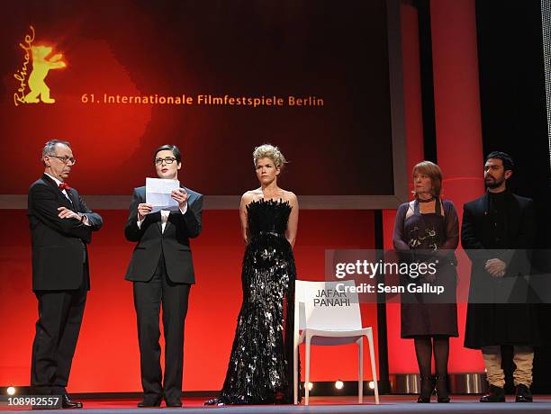 Isabella Rossellini reads a letter of Iranian director and jury member Jafar Panahi, who is imprisoned in Iran, next to Dieter Kosslick at the grand...