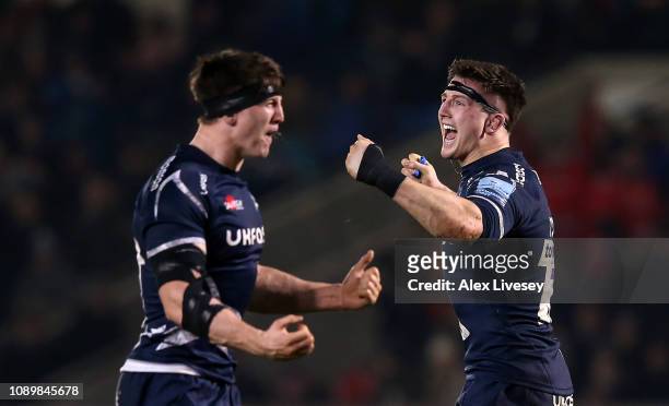 Tom Curry of Sale Sharks celebrates alongside his twin brother Ben Curry of Sale Sharks at the final whistle during the Gallagher Premiership Rugby...