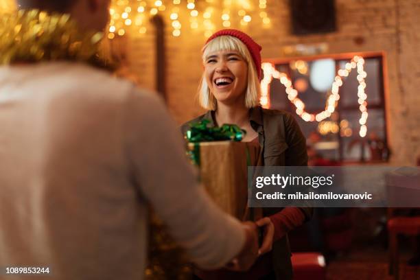 paar uitwisselen van geschenken - exchanging stockfoto's en -beelden