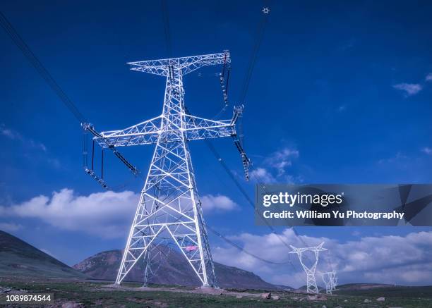 high voltage power transmission towers and lines - power mast stock pictures, royalty-free photos & images