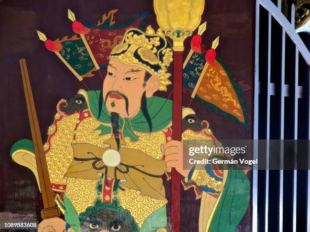 legendary hero on gate of city of god taoist temple in shanghai - chinese hero stockfoto's en -beelden