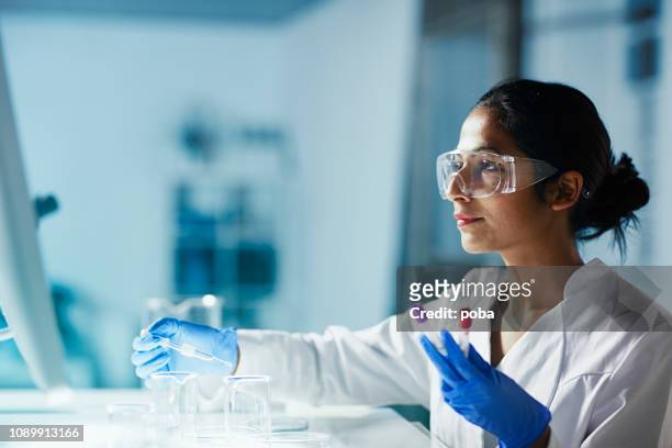 vrouwelijke medisch onderzoeker - wetenschap en techniek stockfoto's en -beelden