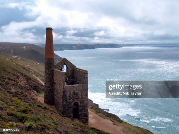 towanroath shaft and pumping engine house , wheal - st agnes stock pictures, royalty-free photos & images