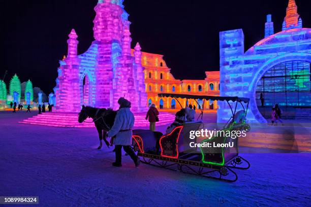 hielo y nieve mundo, harbin, china - coche-de-caballos fotografías e imágenes de stock