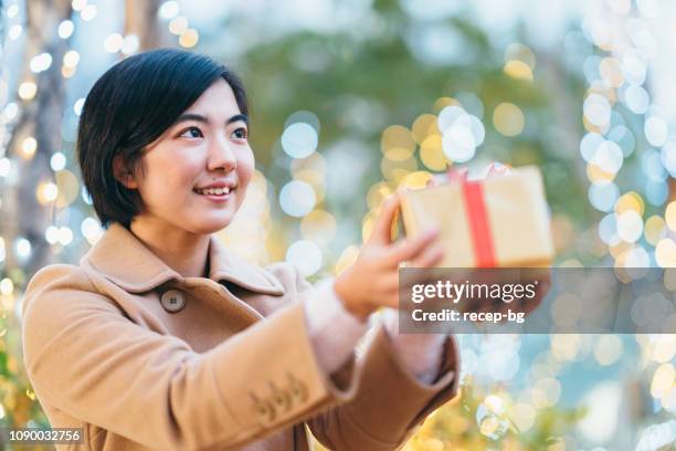 porträt der frau geschenk-box mit gedrückter - valentine japan stock-fotos und bilder