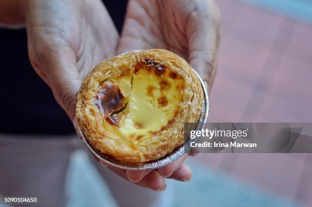 portugese egg tart - egg tart stockfoto's en -beelden