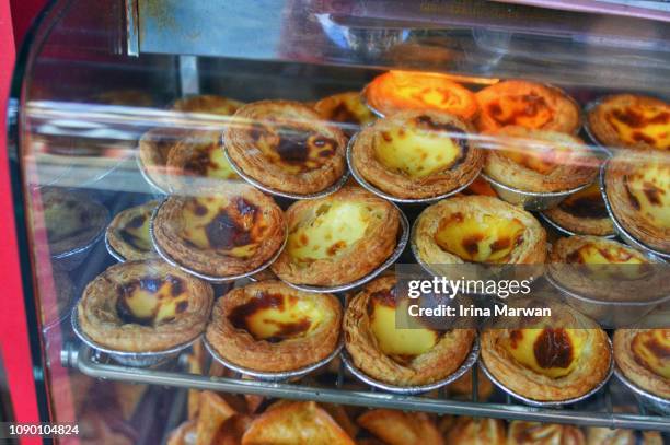 selling portugese egg tart display - egg tart stockfoto's en -beelden