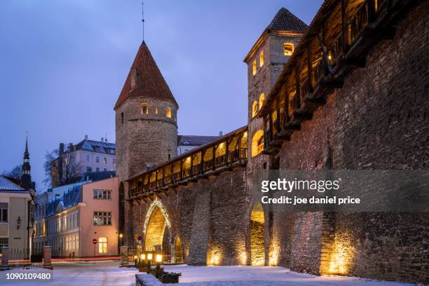 city walls, tallinn, estonia - town wall tallinn stock pictures, royalty-free photos & images