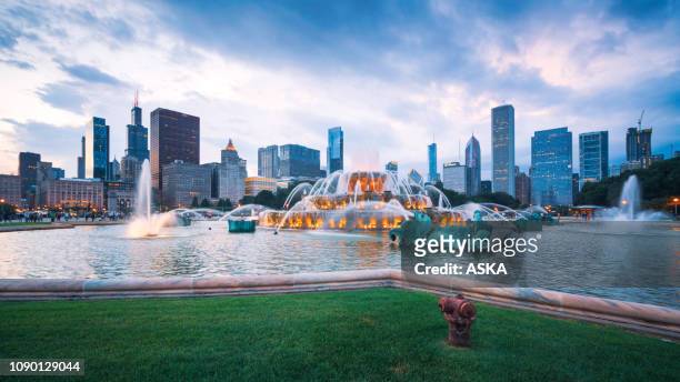 fontaine de buckingham et skyline du centre-ville de chicago - chicago illinois photos et images de collection