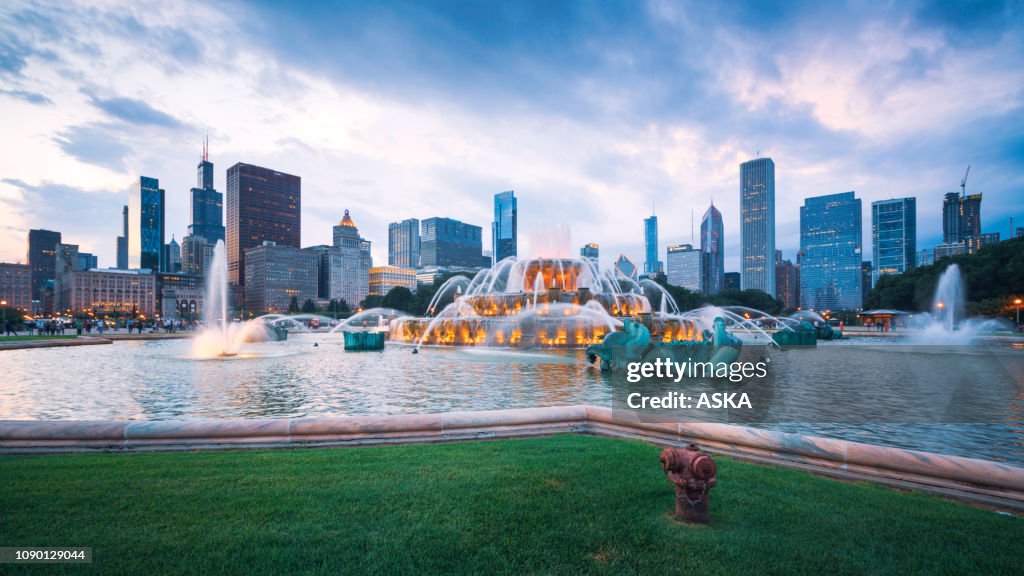 Buckingham fountain and Chicago downtown skyline