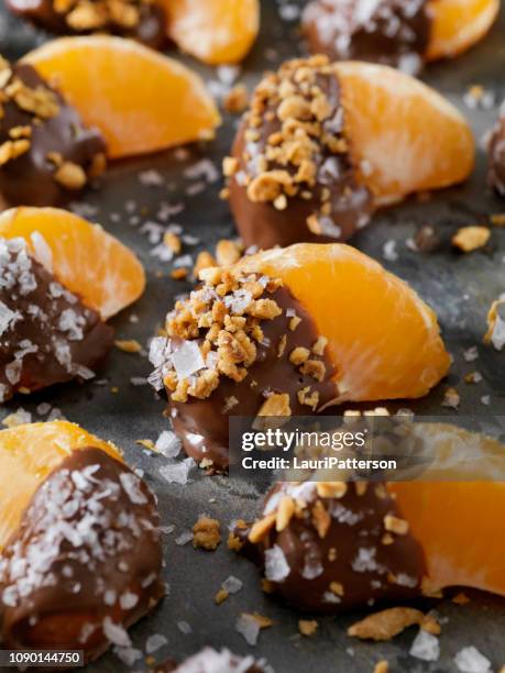choklad doppade apelsiner med rostade nötter och flingsalt - chocolate flake bildbanksfoton och bilder