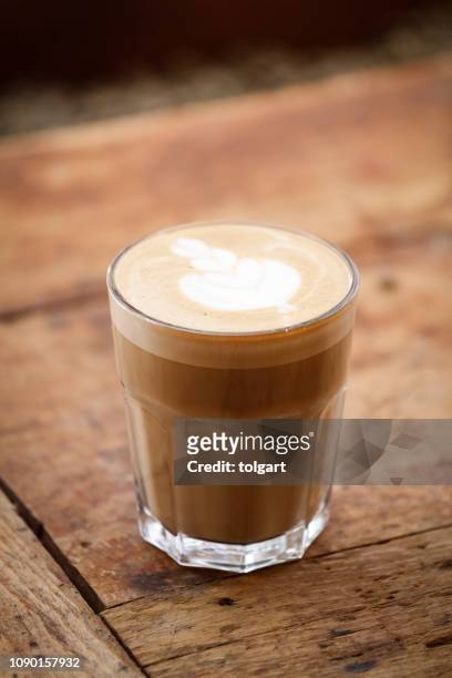 kunst latte, een kopje warme koffie - coffee cups table stockfoto's en -beelden