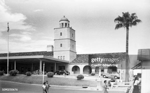 usa - mexiko grenzübergang in laredo, texas 1949 - 1949 stock-fotos und bilder