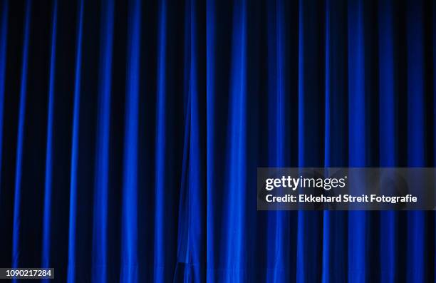 blauer vorhang - curtain imagens e fotografias de stock