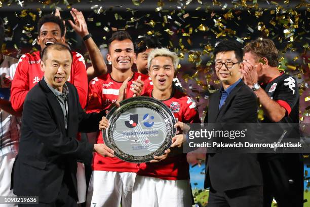 Masaaki Kimura, senior managing director of J.League, and Benjamin Tan awards Chanathip Songkrasin of Consadole Sapporo the J.League Asia Challenge...