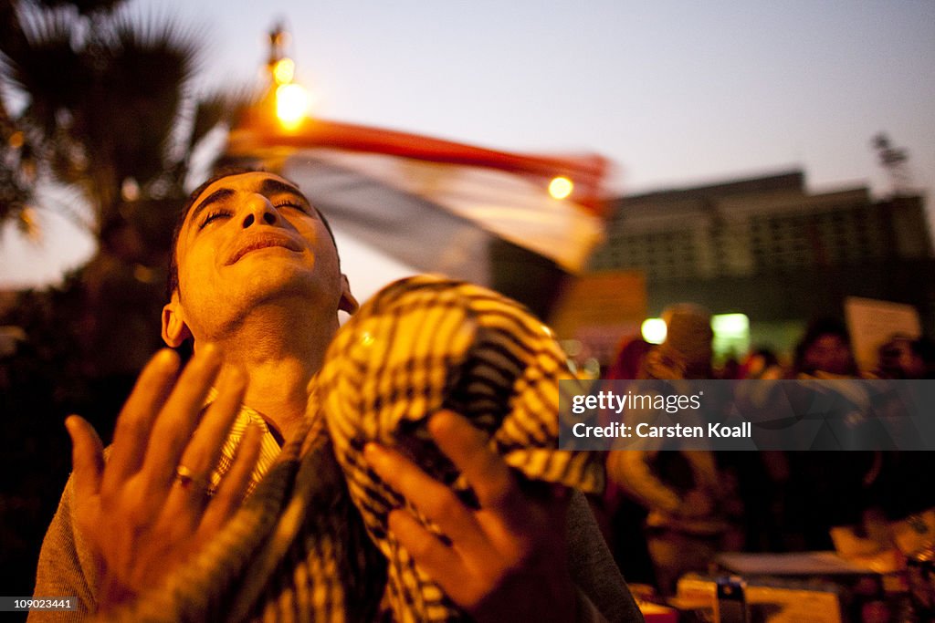 Crowds Celebrate After Mubarak Steps Down