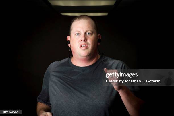 large man running on treadmill - cara hombre gordo fotografías e imágenes de stock