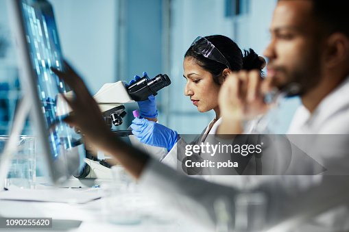 Trabajo en equipo, en moderno laboratorio científico Trabajo en equipo, en moderno laboratorio científico