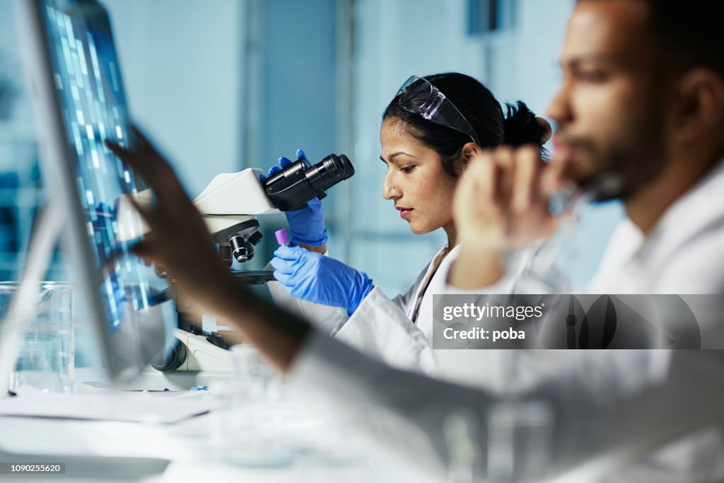 Cientista que trabalha no computador no moderno laborat�ório