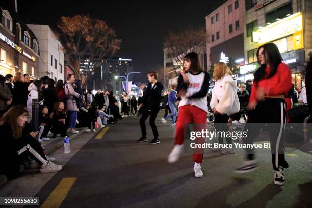 street performers in hongdae - koreanische kultur stock-fotos und bilder