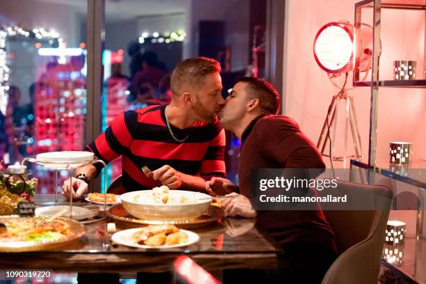 weihnachtsessen mit multi-ethnischen gays - florida christmas stock-fotos und bilder