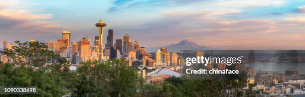 estados unidos, estado de washington, seattle horizonte y mount rainier - seattle fotografías e imágenes de stock