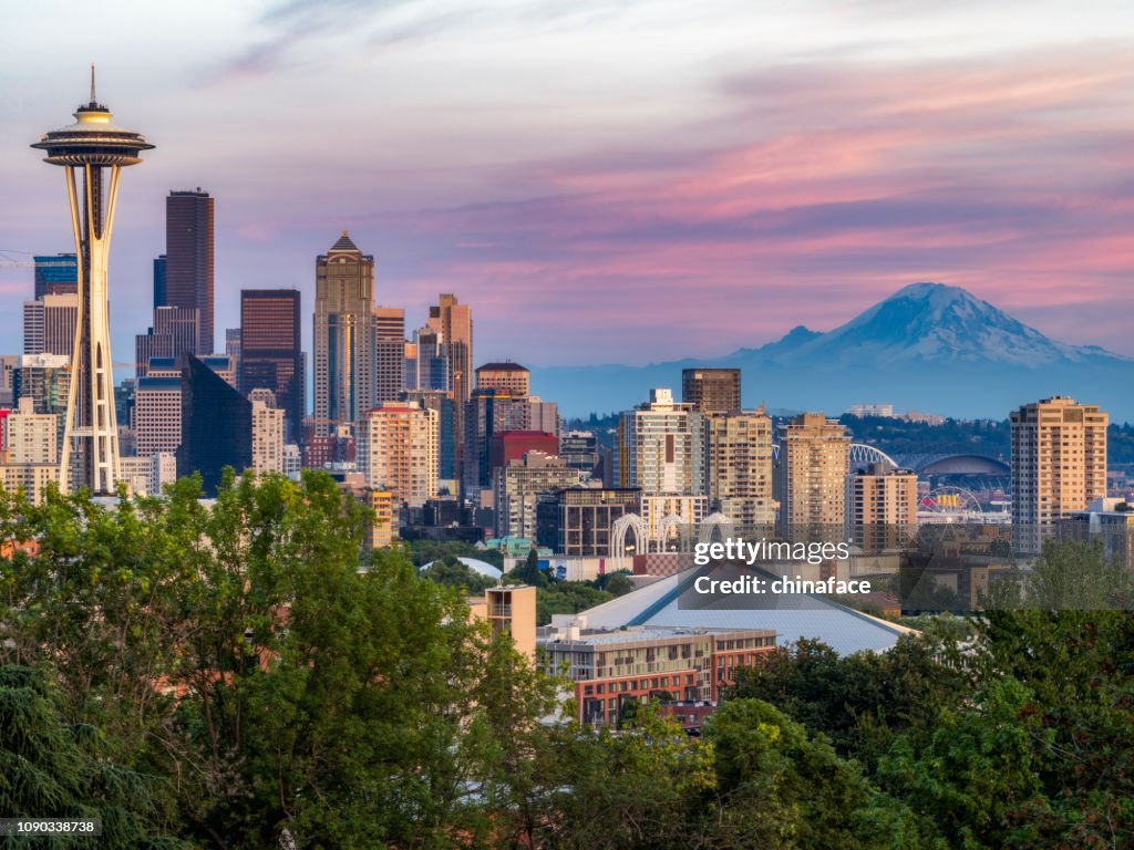 USA, Washington State, Seattle skyline and Mount Rainier