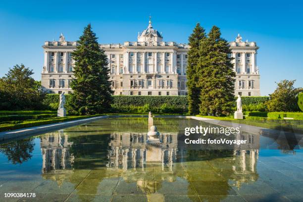 馬德里皇宮反映在薩巴蒂尼花園的觀賞湖西班牙 - madrid royal palace 個照片及圖片檔