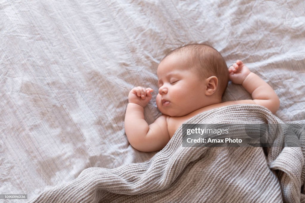 Friedliche Babys auf einem Bett liegen und schlafen zu Hause