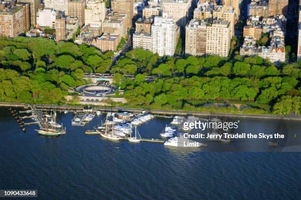 boat basin on hudson river - riverside park manhattan stock pictures, royalty-free photos & images