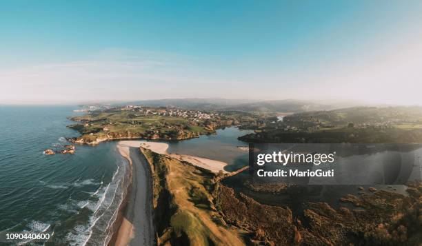 paisaje costero en oyambre, cantabria, españa - duna de arena fotografías e imágenes de stock