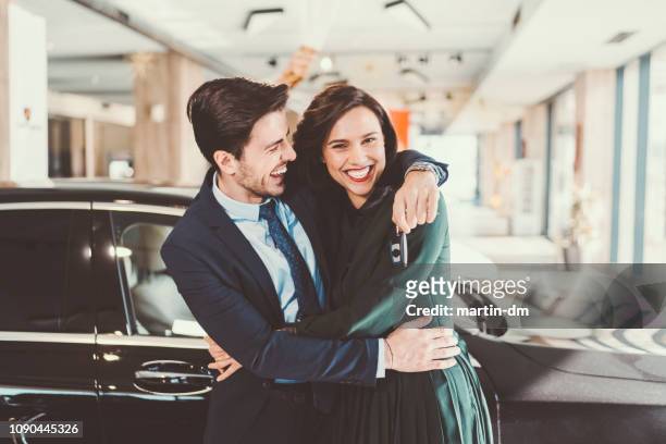 glückliches paar kauf neuwagen - happy car customer stock-fotos und bilder