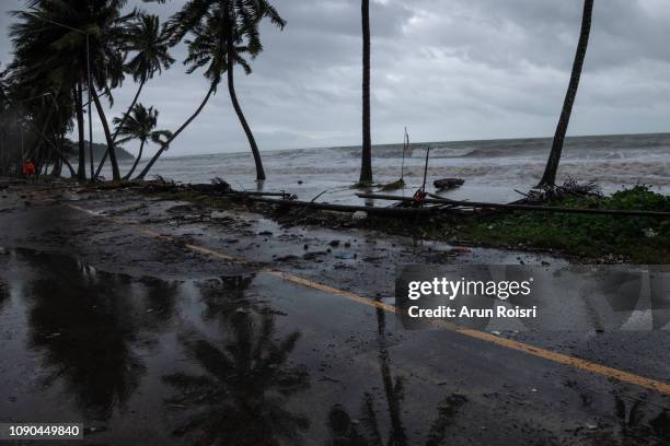 storm surge from a tropical storm - tsunami fotografías e imágenes de stock