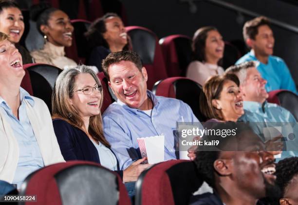 älteres paar film im theater, lachen - comedy show stock-fotos und bilder