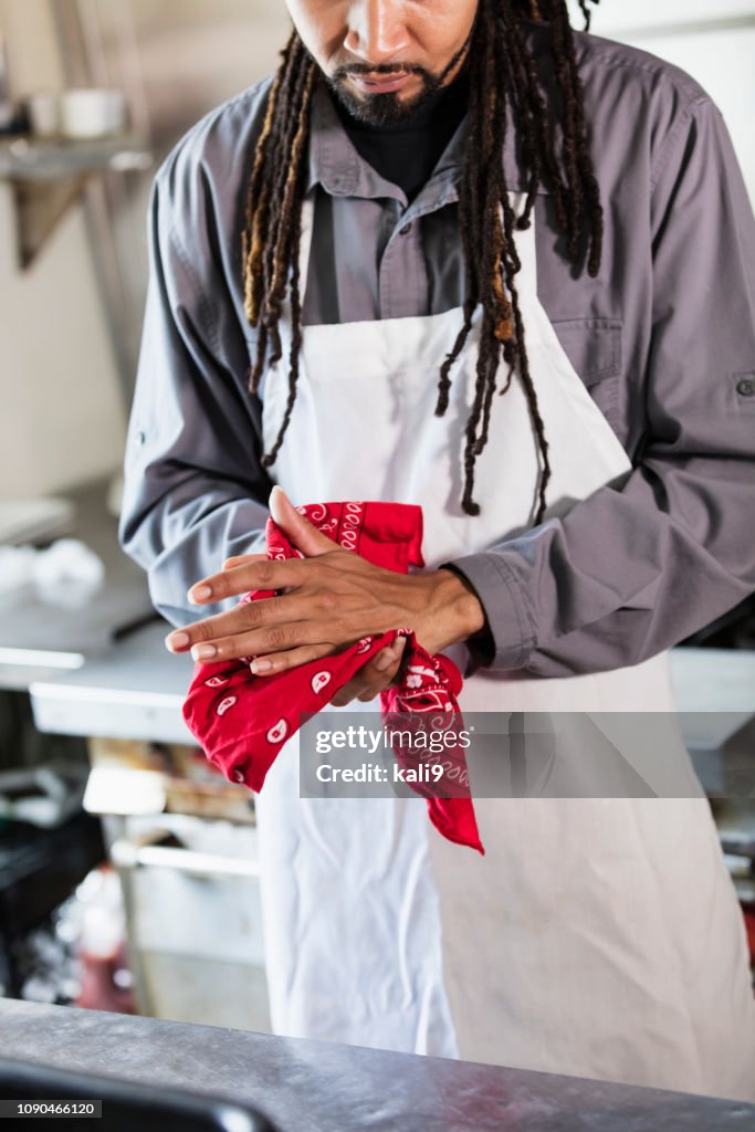 Koken In een restaurant afvegen handen op doek