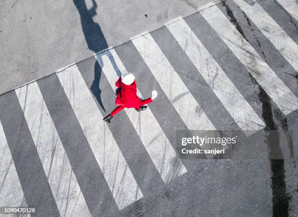 draufsicht auf einen fußgänger zebrastreifen - pedestrian crossing stock-fotos und bilder