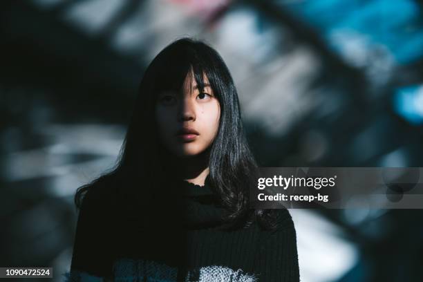 ritratto di giovane donna asiatica - negative emotion foto e immagini stock