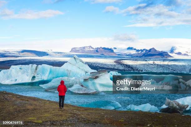 wanderer am jökulsarlon gletscherlagune, island - jökulsárlón lagoon stock-fotos und bilder