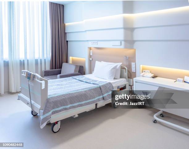 hospital zimmer mit einzelbetten und angenehmen medical ausgestattet - krankenhaus niemand stock-fotos und bilder