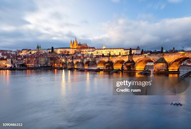 uitzicht van praag en de karelsbrug over de moldau bij zonsondergang - vltava river stockfoto's en -beelden