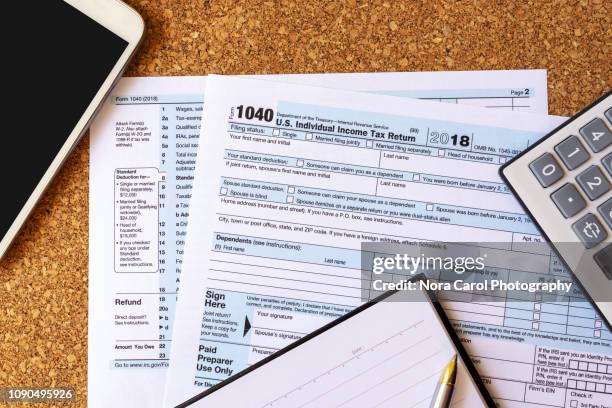 u.s tax filing - tax form photos et images de collection