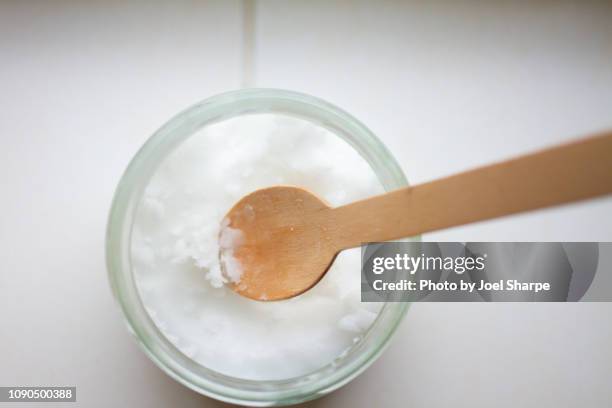 coconut oil in a glass jar - coconut oil 個照片及圖片檔