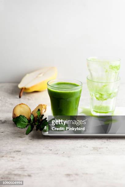 緑のスムージー、ドリンク、抗酸化、デトックス - grape smoothie ストックフォトと画像