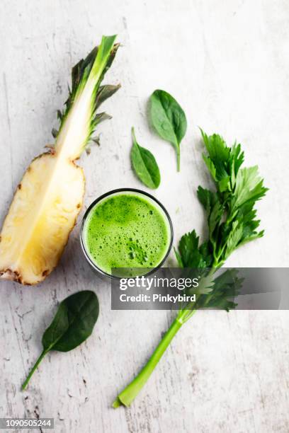 drinken ananassap met selderij en spinazie - bleekselderij stockfoto's en -beelden