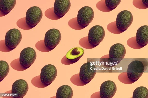 large group of avocados placed in a pattern - avocado stockfoto's en -beelden