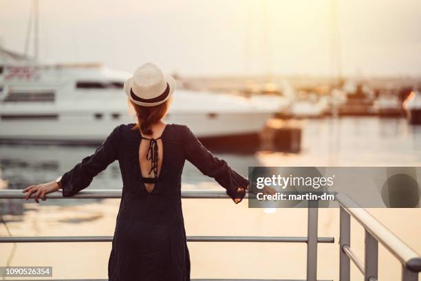 mujer de turismo lista para crucero - puerto deportivo fotografías e imágenes de stock